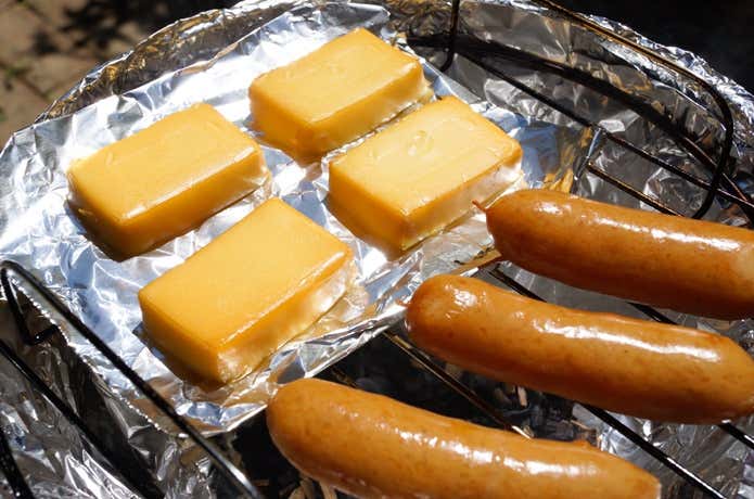 キャンプで燻製料理を楽しむ