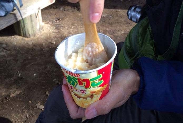 じゃがりこにお湯を入れて混ぜる