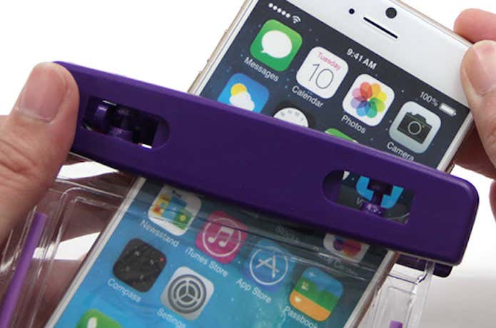 防水スマホケースにスマホを入れる