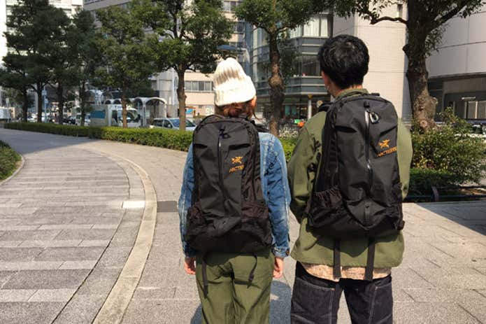 arc'teryxのアロー22を背負った男女