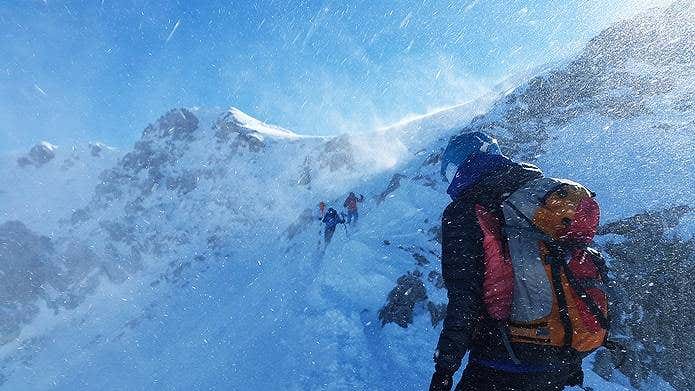 困難な登山に挑む登山者