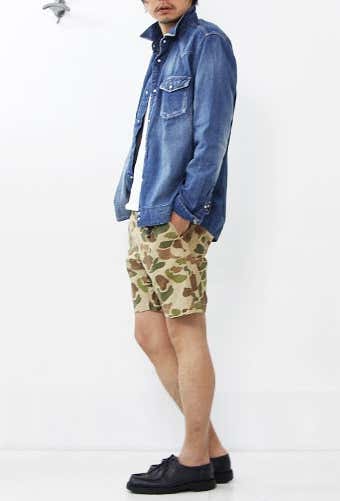 ROKXのカモフラショーツ男性着こなし例