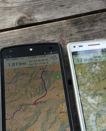 登山用GPSアプリジオグラフィカを使用する人