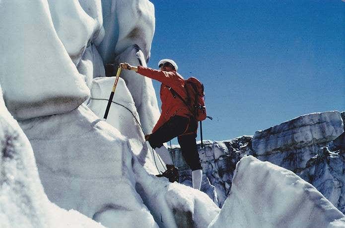 雪壁に挑む登山者