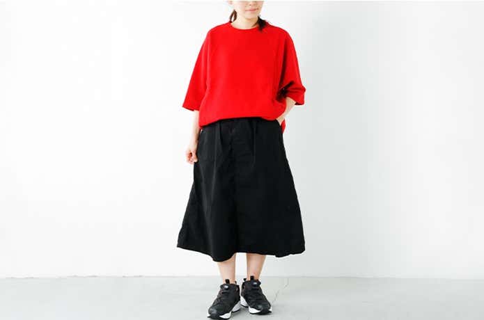 黒のインスタポンプ・フューリーを履いた女性