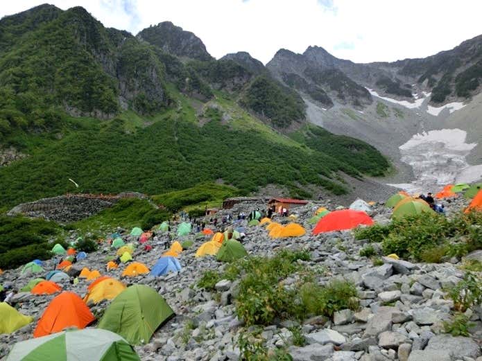涸沢ヒュッテのテント村でテントを張っている