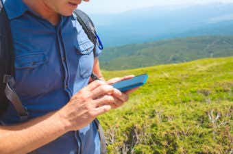 登山中GPSアプリを使用する男性