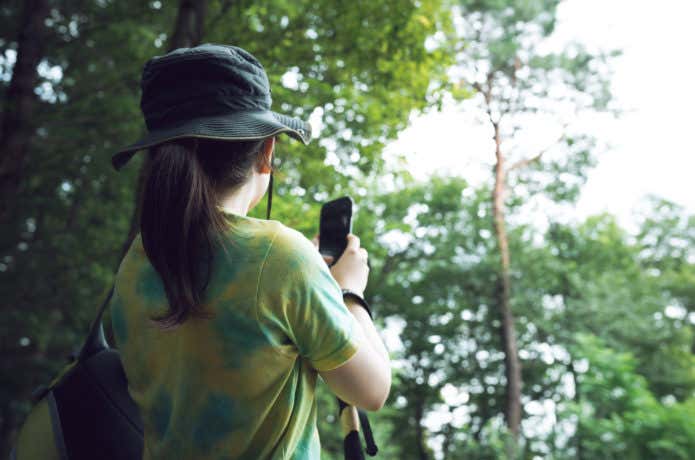 登山地図アプリを使っている女性