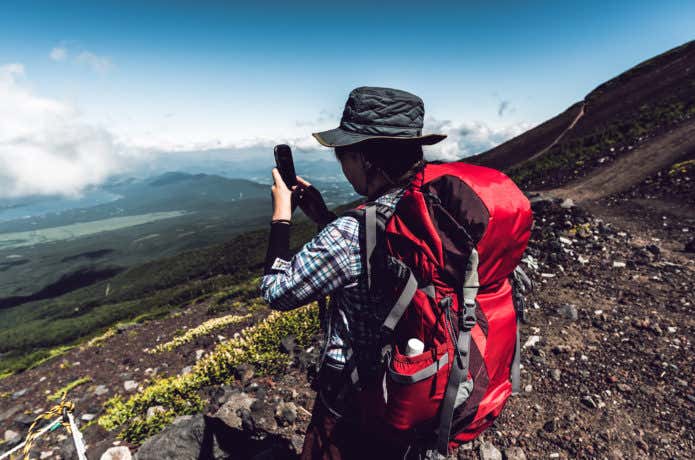 スマホで山景色を撮影中