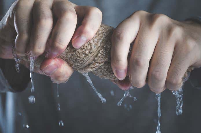 セームタオルを絞る