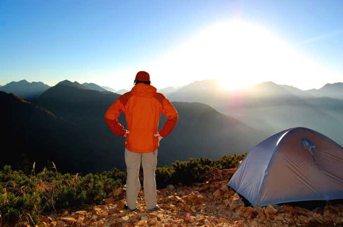 固定されたテントと登山者