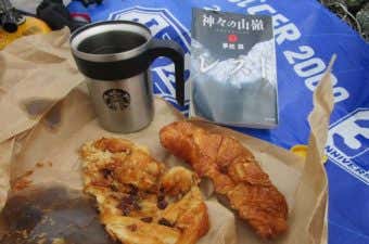 焼き立てパンとピザ
