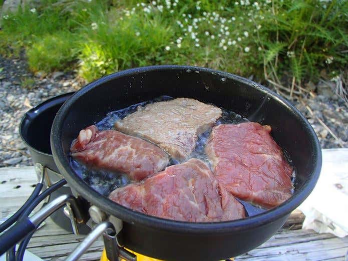 クッカーで重々焼かれる肉
