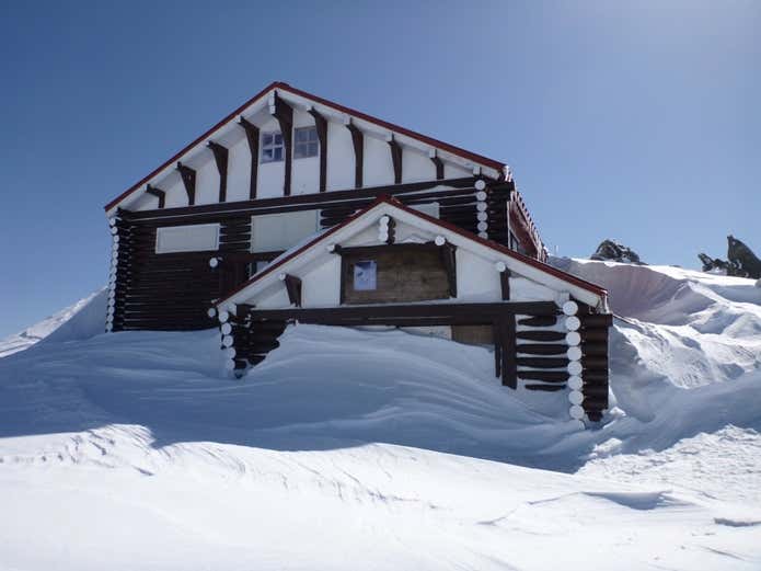 燕山荘の積雪などはブログをチェック