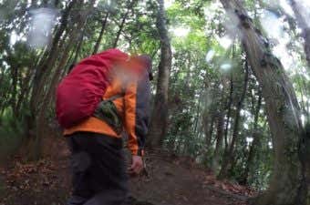 登山中雨に降られる