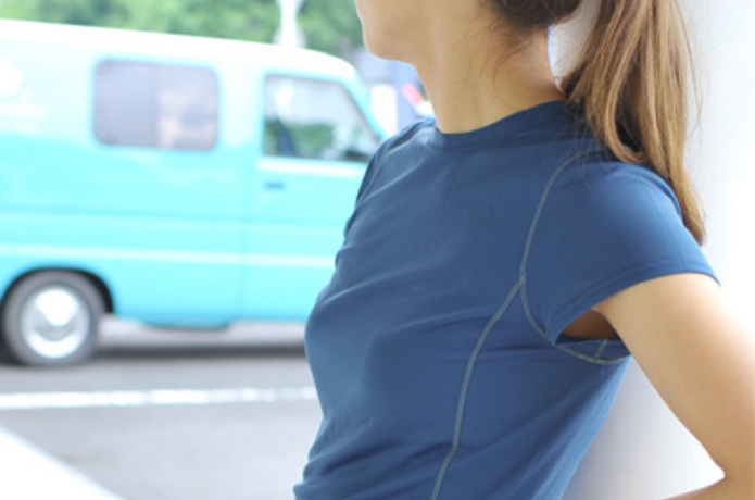 ドライTシャツを着る女性