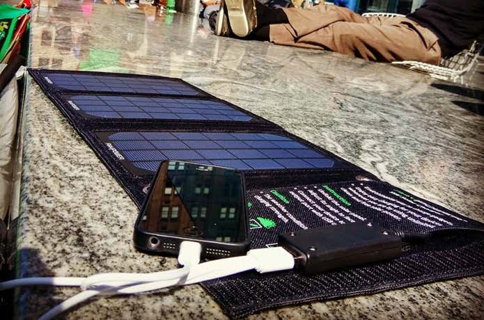 ソーラーバッテリーでスマホを充電