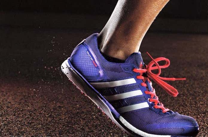 青いadidasのランニングシューズ