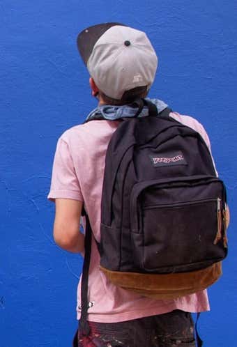 JANSPORTのリュックを背負った人