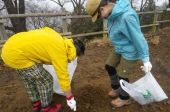 登山者のごみを拾っている様子(登山者のゴミ不法投棄)