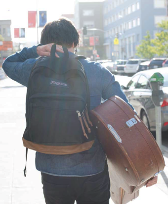 JANSPORTのリュックを背負った男性