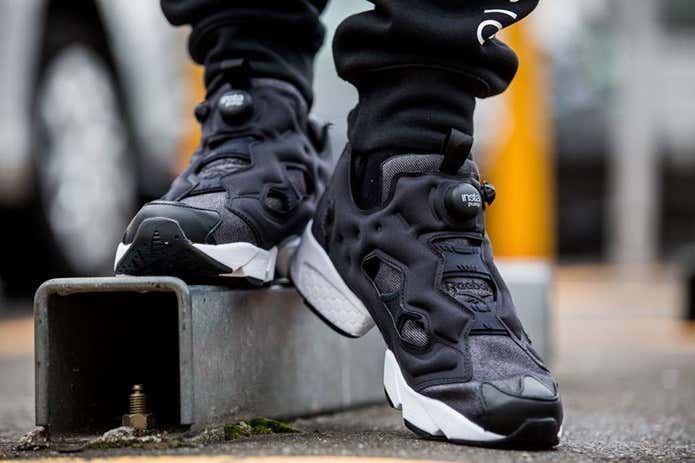 Reebok、黒のポンプフューリー