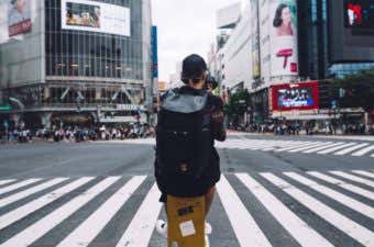 クロームのリュックを背負った男性