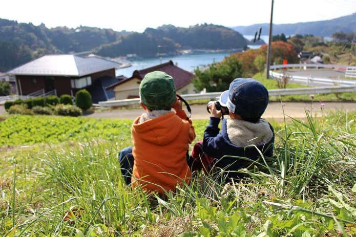 カメラを持つ子供2人