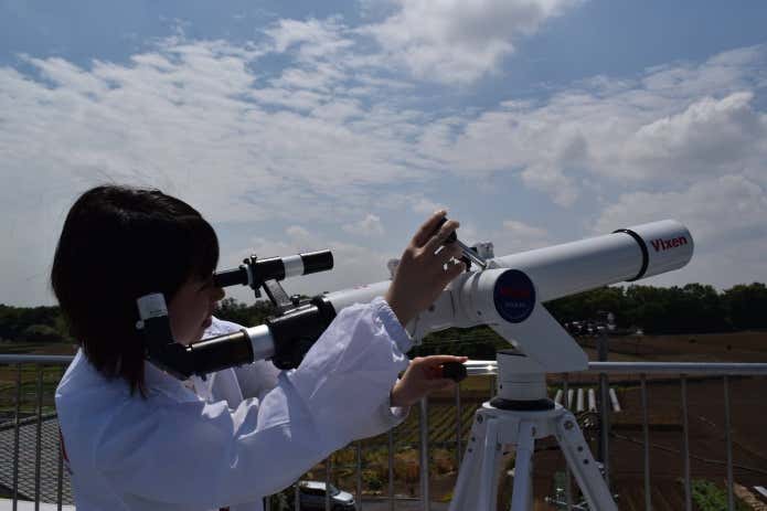 ビクセンの天体望遠鏡をのぞく人