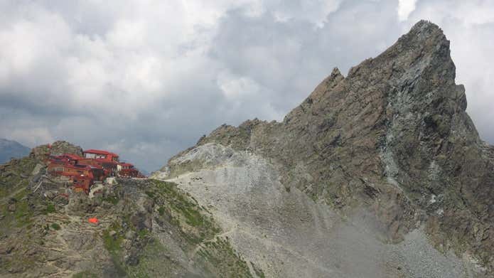 槍ヶ岳山荘と槍ヶ岳の画像