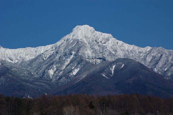 雪をかぶった阿弥陀岳と赤岳