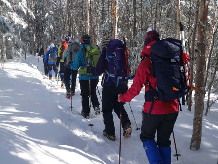 雪山を楽しむ登山者