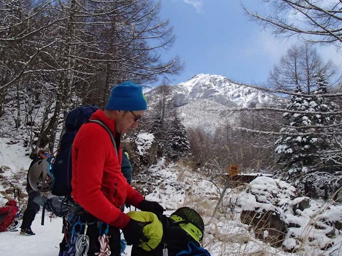 レイヤリングをする登山者