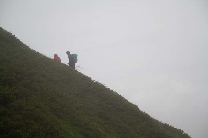 天候不良で引き返す登山者