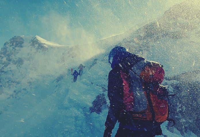 厳しい雪山に挑戦する登山者