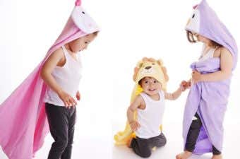 フード付きタオルをかぶる子供