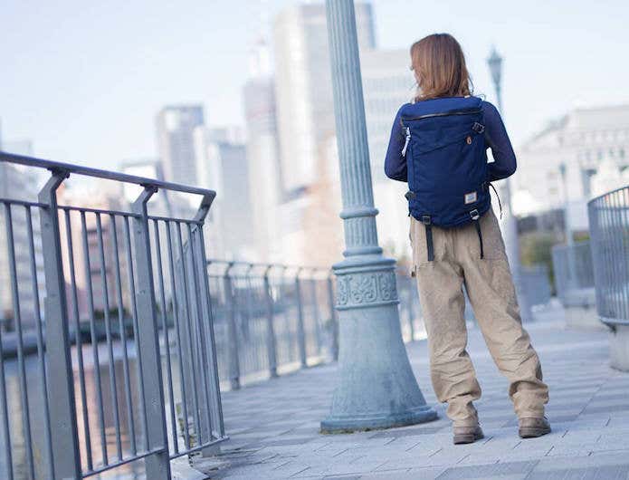 colemanのリュックを背負う女性
