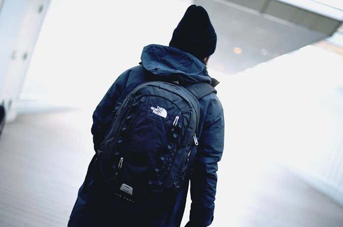 northfaceのリュックを背負った人