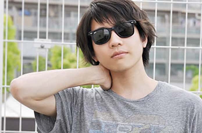 ウェイファーラーをかけた男性