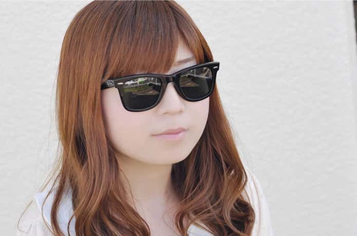 ウェイファーラーをかけた女性