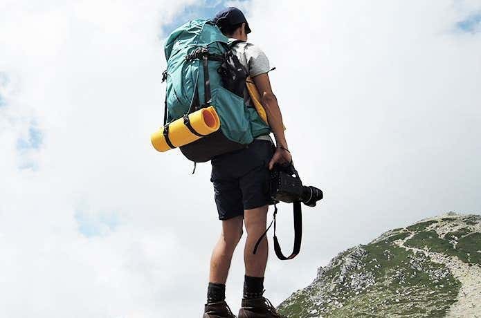 登山リュックを背負った男性