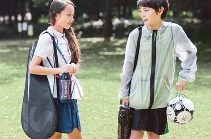 サーモスの水筒を持った男女の子ども
