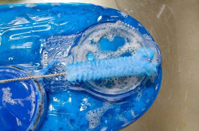 キャメルバックのリザーバーを洗浄する