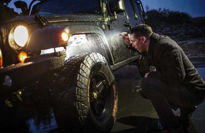 車の中をシュアファイアのライトで照らす人