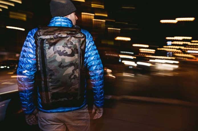 ノースフェイスのバックパックを背負った男性