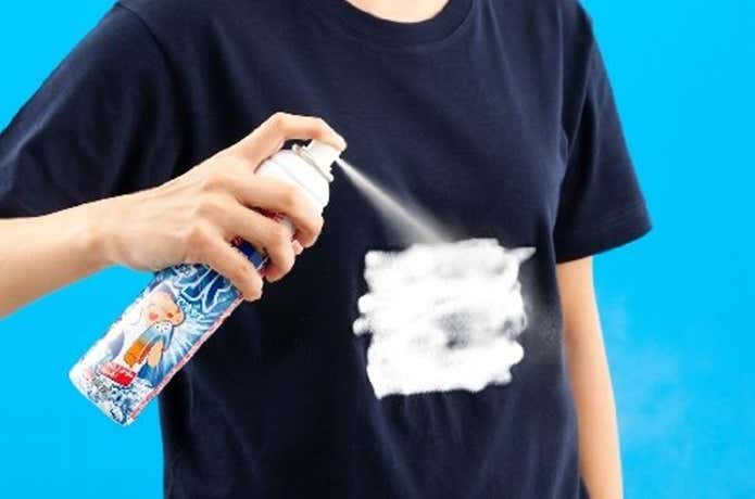冷却スプレーでTシャツを冷やしている人