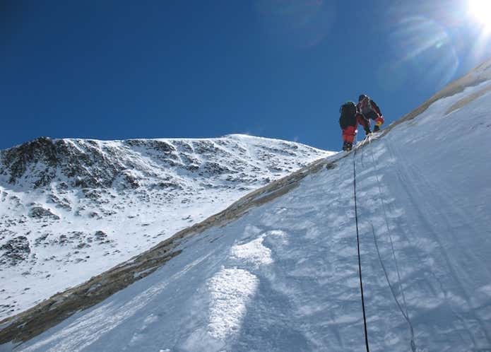 エベレスト登頂を試みる登山家
