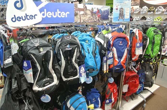 店舗に並ぶドイターのバックパック