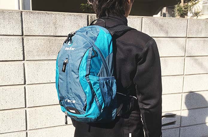 ドイターの青色のバックパック