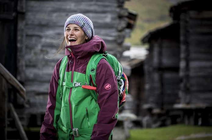 マムート製品を身に着けた女性